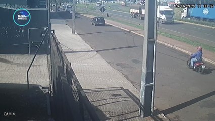 Vídeo registra momento em que pneu de carreta se solta e quase acerta motociclistas na BR-376