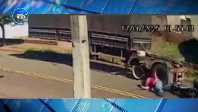 Câmera flagra acidente gravíssimo de motoboy em Maringá; vítima sofreu fratura exposta