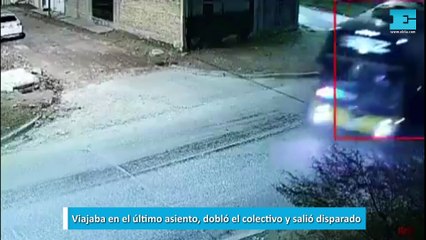 Viajaba en el último asiento, dobló el colectivo y salió disparado