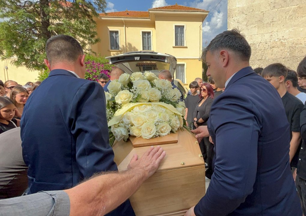 Lacrime e dolore al funerale di Mariano Olla, morto annegato a 16 anni durante una festa