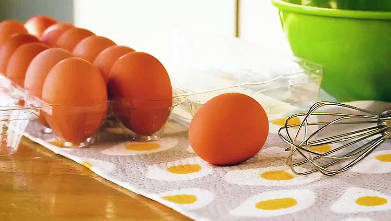 Crack Carefully! This Small Baking Tip Makes a Big Difference.mp4