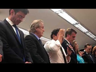 Magno Malta puxa oração em filiação de Bolsonaro