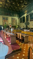 Prato, la protesta in consiglio comunale: cartelloni "dimissioni" contro la sindaca Bugetti