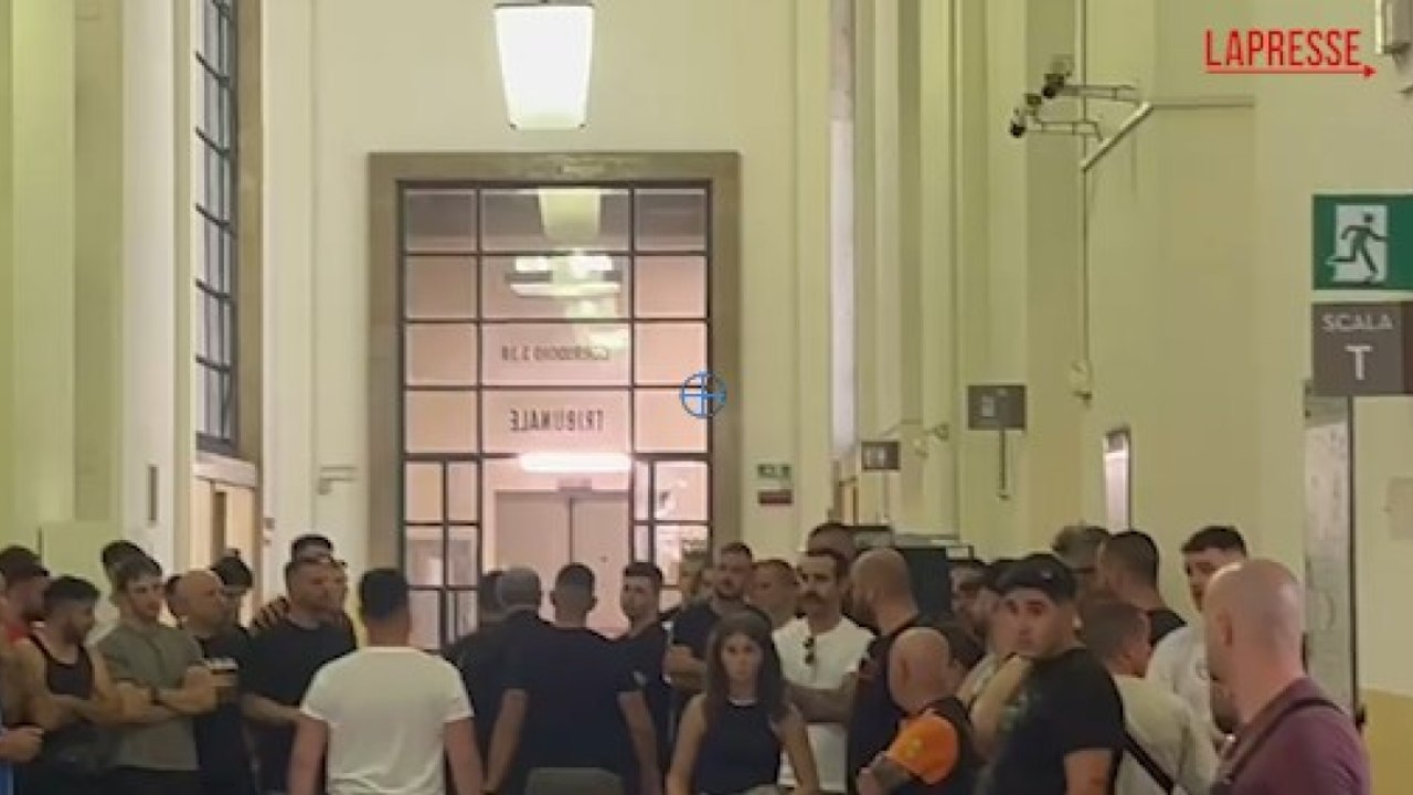 Inchiesta ultras, dopo la sentenza il pm Storari attraversa il cordone dei tifosi del Milan