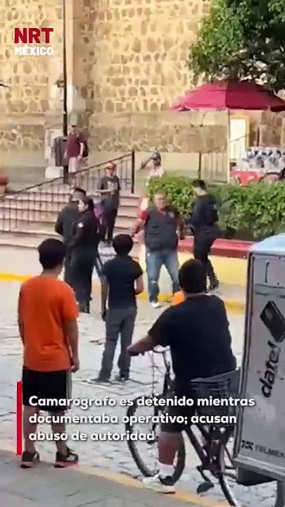 A través de redes sociales, se difundió el momento en que el trabajador de medios fue retenido por elementos de seguridad tras presuntamente recibir la orden del edil.