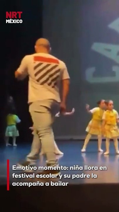 Durante un festival escolar, una niña se sintió abrumada y rompió en llanto. Su padre no dudó en subir al escenario para abrazarla, consolarla y acompañarla en el baile. El gesto conmovió a todos los presentes.
