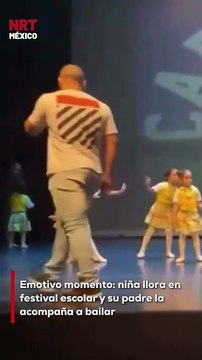 Durante un festival escolar, una niña se sintió abrumada y rompió en llanto. Su padre no dudó en subir al escenario para abrazarla, consolarla y acompañarla en el baile. El gesto conmovió a todos los presentes.
