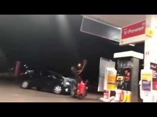 Motorista atropela homem em fila de posto