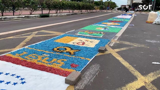 Rua vira altar! Fieis tomam Cascavel em tapetes coloridos para celebrar Corpus Christi