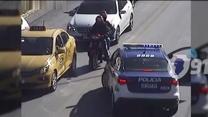 Inseguridad en Córdoba: policía tacleó a motochorro y quedó todo grabado