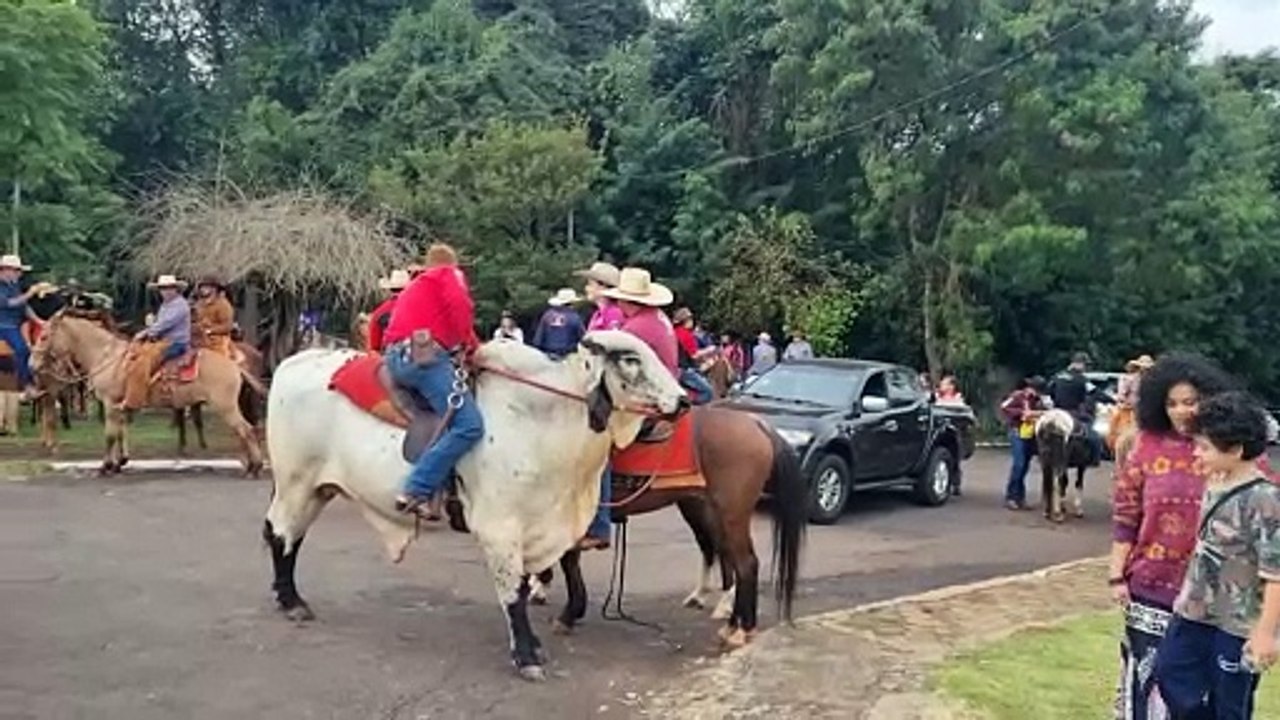 Grupo de tropeiros realiza "Cavalgada da Bondade" em Cascavel