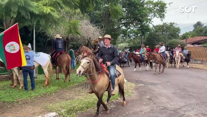 Cavalos Invadem o Centro de Cascavel em espetáculo de solidariedade!
