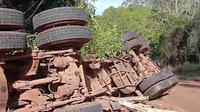Caminhão carregado com lenha tomba e interdita estrada em São João do Oeste