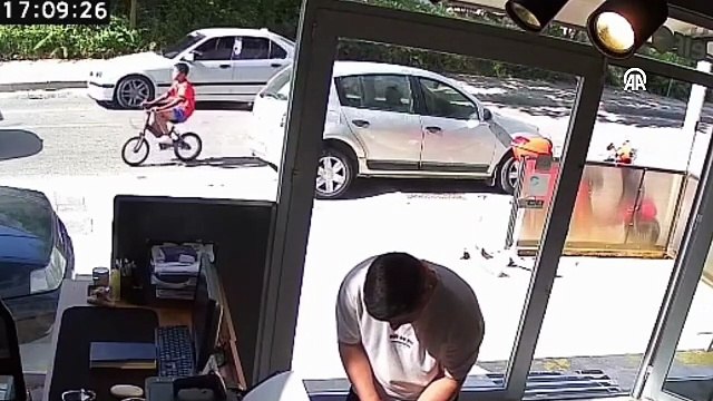 Kocaeli'de panelvanın çarptığı bisikletli çocuk hayatını kaybetti