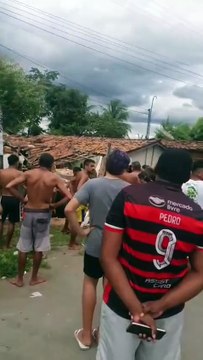Ipu: motorista perde controle de carro, invade casa e deixa duas pessoas feridas