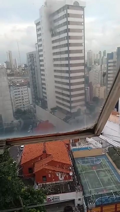 Apartamento em condomínio de luxo pega fogo na Graça, em Salvador