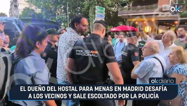 El dueño del hostal para menas en Madrid desafía a los vecinos y sale escoltado por la Policía