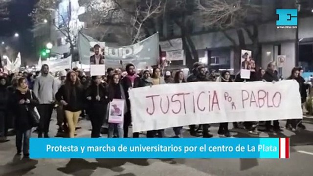 Protesta y marcha de universitarios por el centro de La Plata