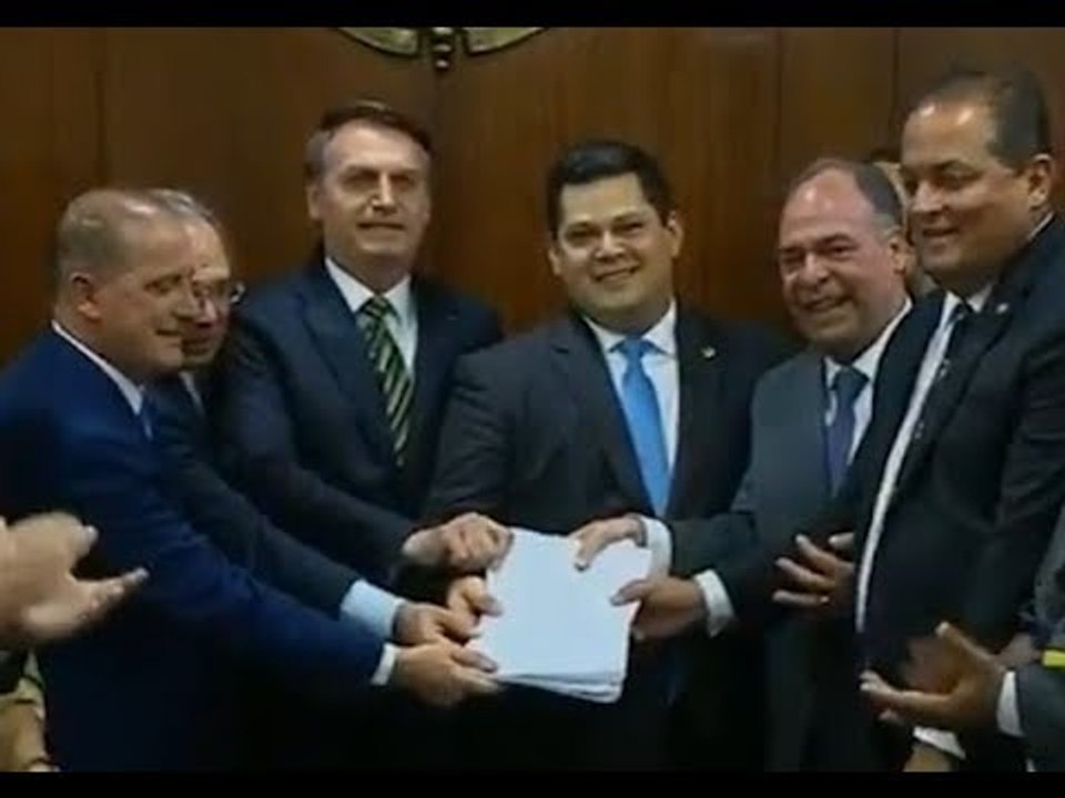 Bolsonaro, Guedes e Onyx entregam pacote com novas medidas econômicas ao Congresso