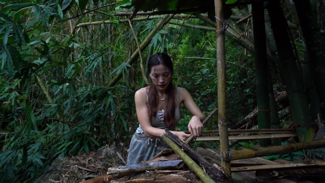 BUSHCRAFT TRIP - SOLO SURVIVAL IN THE RAIN FOREST- RELAXING IN THE SHELTER WITH THE SATISFYING SOUND