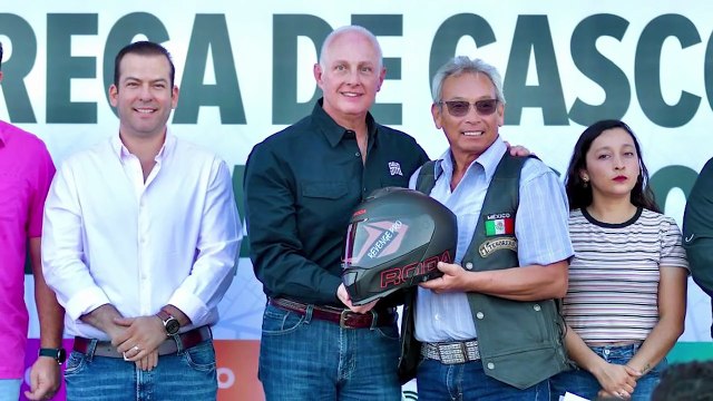 Román Cepeda entrega 500 cascos a motociclistas responsables