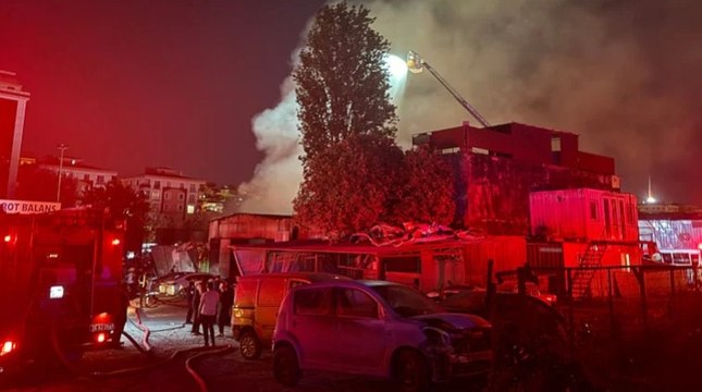 İstanbul'da ilçeyi alevler aydınlattı! 10 aracı hurdaya çeviren yangın