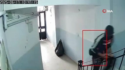 Hırsızlığın bu kadarı! Tüm ayakkabıları siyah poşete doldurup kaçtı