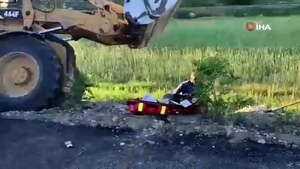 İş makinesi yemek molasındaki işçilerin arasına daldı