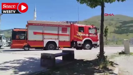 Otomobilin motor kısmında mahsur kalan yavrularını böyle bekledi