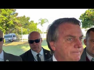 "Quem vota em Aziz é ignorante ou nasceu naquele lugar", diz Bolsonaro