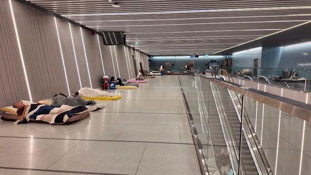 Población israelí busca refugio en centros comerciales de Tel Aviv