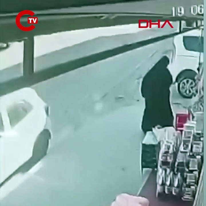 Arnavutköy'de sokak ortasında boşanma aşamasındaki eşini darbetti