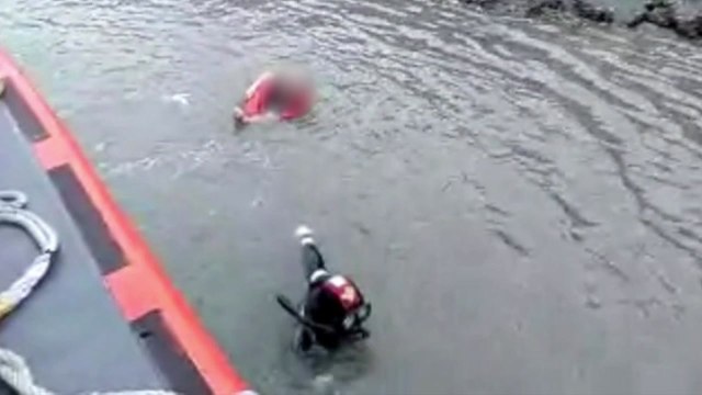 포구 걷다가 바다에 빠져...해경, 50대 무사히 구조 / YTN