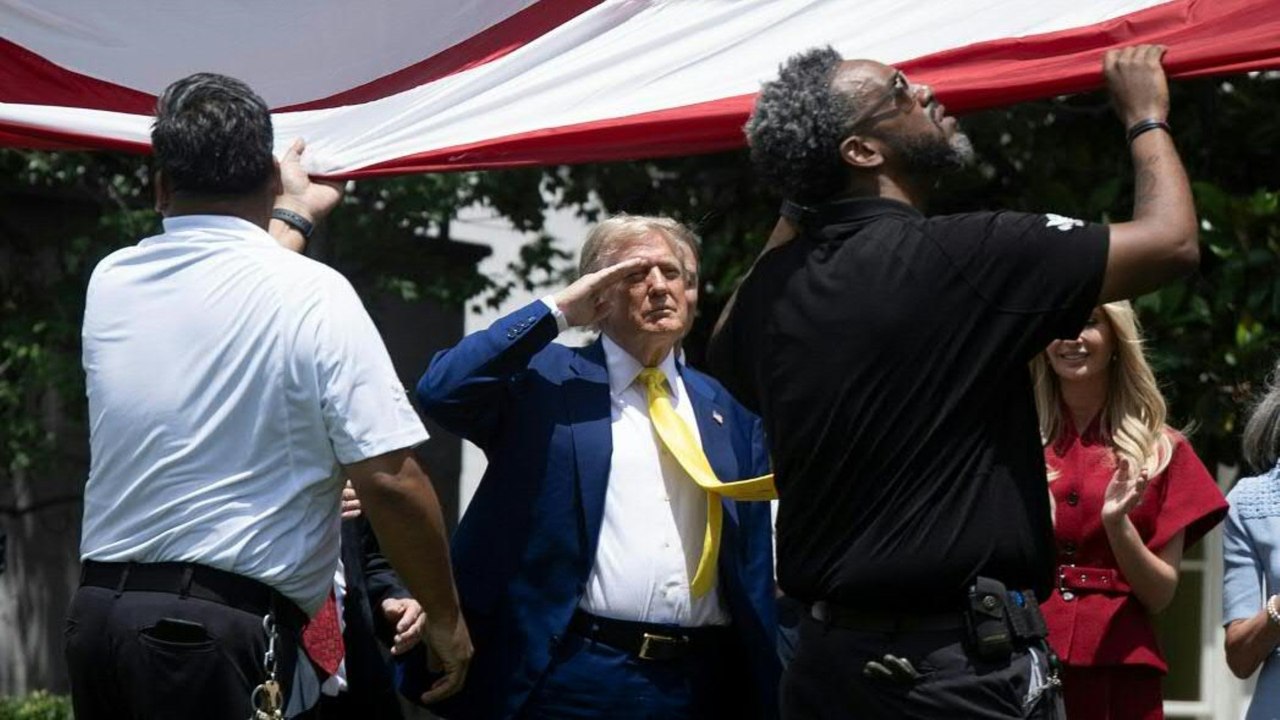 Trump spendiert dem Weißen Haus neue Flaggenmasten und gibt damit an