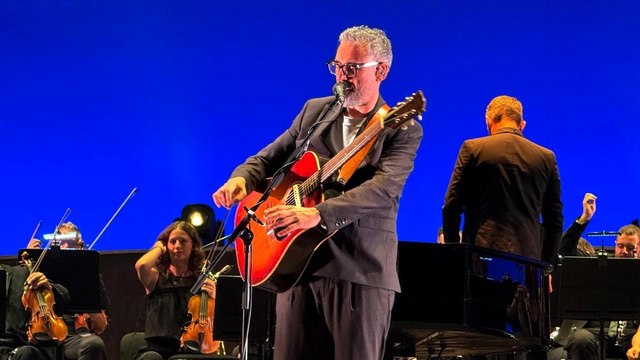 Brunori Sas al Circo Massimo: sold out il concerto speciale con orchestra. Pubblico incantato e ovazione