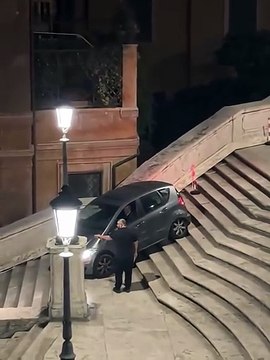 Un Italien de 80 ans a tenté de descendre des escaliers en voiture