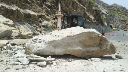 बारिश से टनल के पास चट्टान से गिरे पत्थर, टला बड़ा हादसा