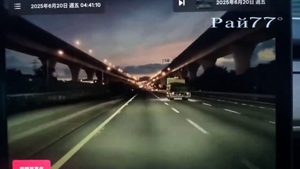 Большегруз выполнил несколько переворотов, уходя от столкновения с мужчиной