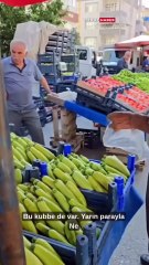 Pazarcıdan bereket duası! İlk kabak mahsulünü bedava dağıttı, zor da olsa vatandaşı inandırdı