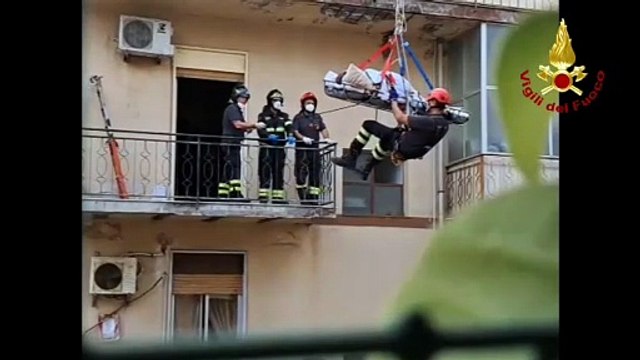 Donna in gravi condizioni soccorsa dai vigili del fuoco a Patti. Necessaria la barella bariatrica