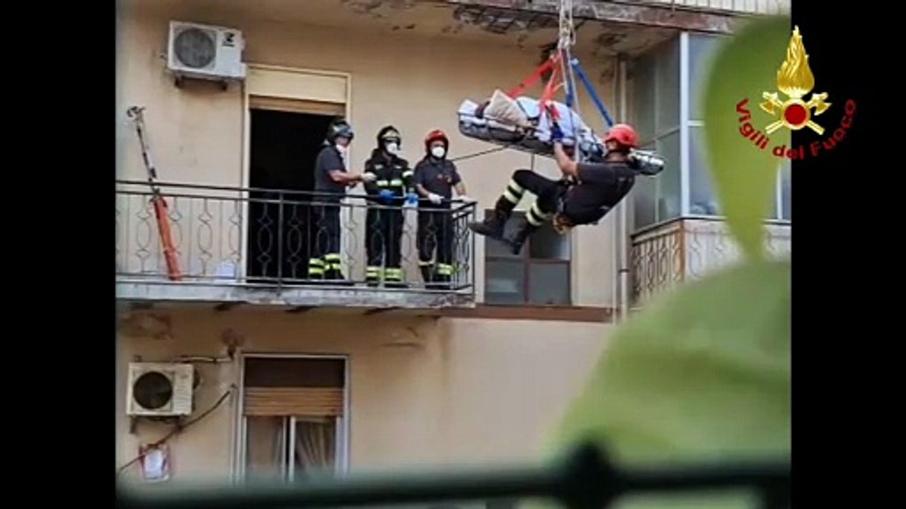 Donna in gravi condizioni soccorsa dai vigili del fuoco a Patti. Necessaria la barella bariatrica