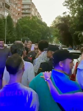 El dueño del hostal para menas en Madrid desafía a los vecinos y sale escoltado por la Policía