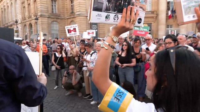 Guerre Iran-Israël : des Franco-Iraniens manifestent contre Netanyahou et Khamenei à Paris