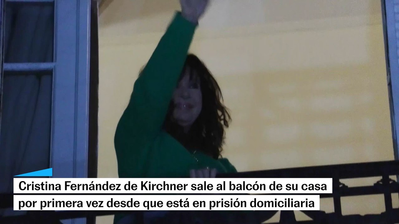 Cristina Fernández de Kirchner sale por primera vez al balcón desde que está en prisión domiciliaria