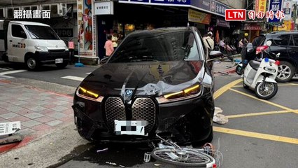 74歲翁駕BMW iX疑暴衝 北市南京西路撞機車、腳踏車 1路人受傷（警方提供）