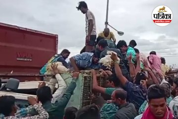 मुर्गियों से भरा वाहन पलटा