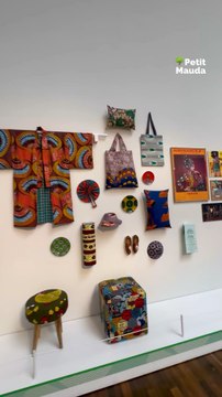 Franchement… l’histoire derrière ces tissus m’a retourné le cerveau. On voit plus jamais le wax pareil après ça. 🤯✨©️ Crédit : @petitmauda👉🏻 Abonne-toi à Petit Mauda pour plus de bons plans culture à Paris ! 🌳