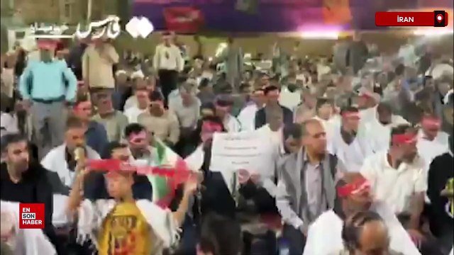 İran’ın Ahvaz kentinde bazı İranlılar kefen giyerek cuma namazı kıldı