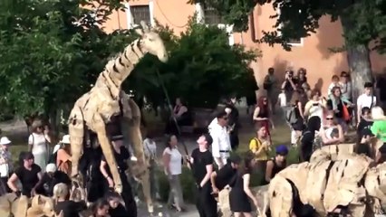 Lebensgroße Puppen ziehen über Kontinente für Klimaschutz