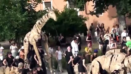 NO COMMENT: Marionetas de tamaño real marchan por los continentes en acción climática